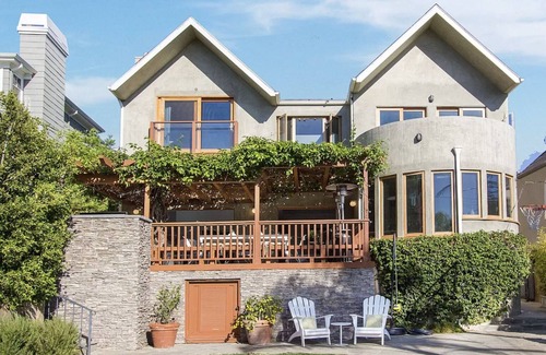 Pacific Palisades Casa | Large luxury home with heated pool. Near Palisades village, beaches and bluffs.