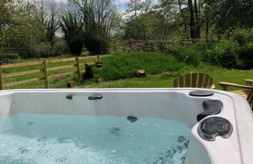 Belluton Chalet De Esquí | Large Luxury Shepherds Hut with Hot Tub nr Bath