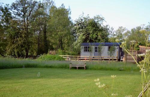 Belluton Chalet De Esquí | Large Luxury Shepherds Hut with Hot Tub nr Bath