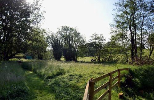 Belluton Chalet De Esquí | Large Luxury Shepherds Hut with Hot Tub nr Bath
