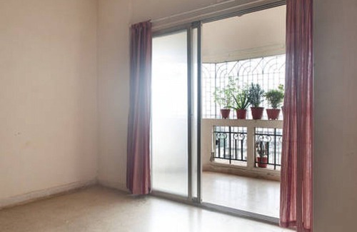 Andheri West Apartamento | Gran dormitorio principal con baño adjunto, cocina independiente, salón