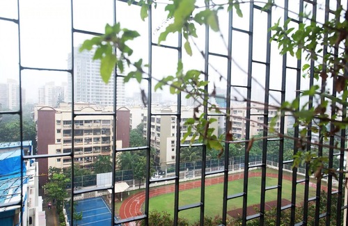 Andheri West Apartamento | Gran dormitorio principal con baño adjunto, cocina independiente, salón