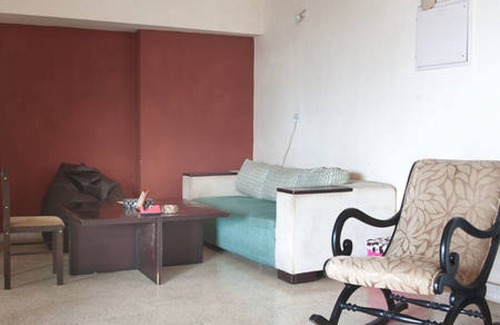 Andheri West Apartamento | Gran dormitorio principal con baño adjunto, cocina independiente, salón