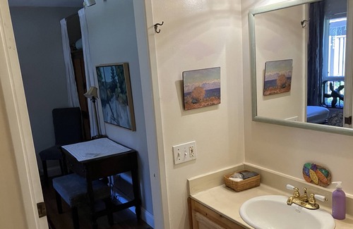 West San Jose Condominio | Large master room with connected bathroom