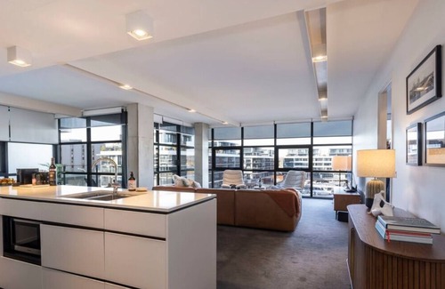Kingston Apartamento | Large Modern 2 Bdrm Apt, Water Views, 2x Car Spots