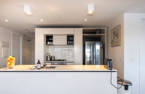 Kingston Apartamento | Large Modern 2 Bdrm Apt, Water Views, 2x Car Spots