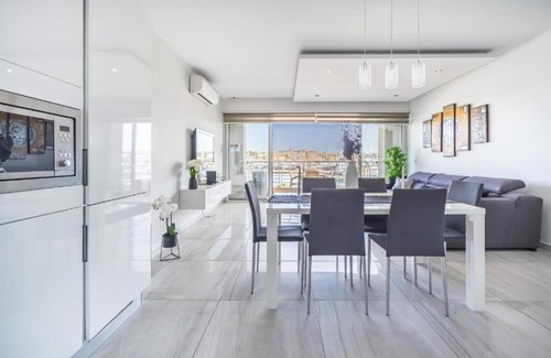 Gzira Apartamento | Large & Modern 3BR Seafront Apartment with Large Balcony - Close to Saint Julian's, Sliema, & Manoel Island