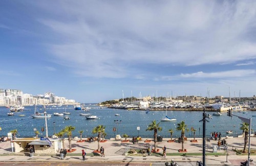 Gzira Apartamento | Large & Modern 3BR Seafront Apartment with Large Balcony - Close to Saint Julian's, Sliema, & Manoel Island