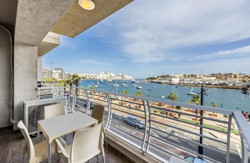 Gzira Apartamento | Large & Modern 3BR Seafront Apartment with Large Balcony - Close to Saint Julian's, Sliema, & Manoel Island
