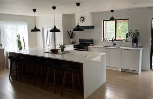 Red Deer Casa | Large modern 5 bedroom with hot tub