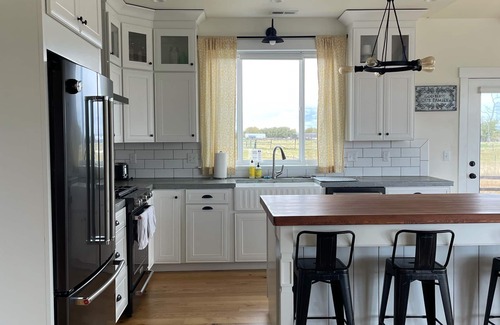 Ellensburg Casa | Large Modern Farmhouse -Country living at it's finest!