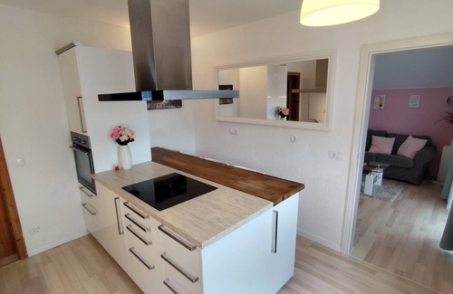 Arnsgereuth Apartamento | Large, modern furnished vacation apartment.
