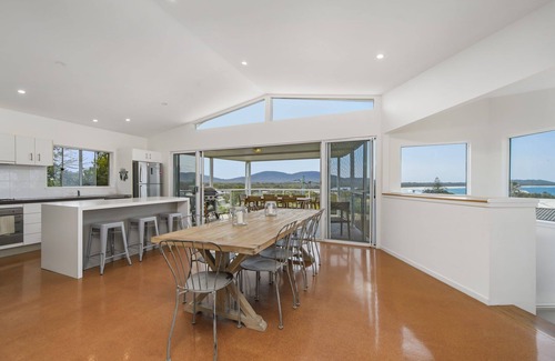 Crescent Head Casa | LARGE MODERN HOME, WATER VIEWS & CENTRAL LOCATION