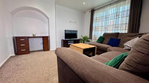Mayesbrook Casa | Large Modern Home Near Barking Station With SuperFast 1gbps Wi-Fi & Free Parking