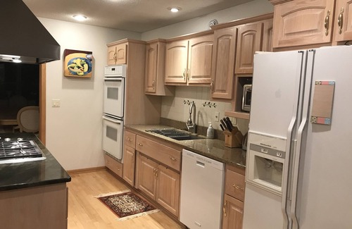 Alexandria Casa | Gran mansión moderna a orillas del lago para 12 personas! Muelle y barco de elevación!