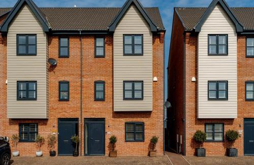 Oulton Broad Casa | Large Modern Scenic 4 Bedroom Townhouse