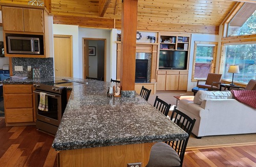 Crescent Cabina | Large Mountain Home Near Crescent, Odell & Crater Lakes. Family Reunion Home!