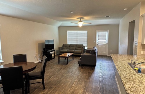 Hutto Casa | Large New Home 6BR 3 Full Bath Samsung close
