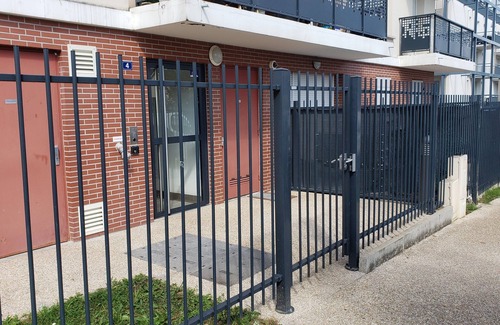 Arpajon Apartamento | ★ Large new studio with loggia near station and CH : )