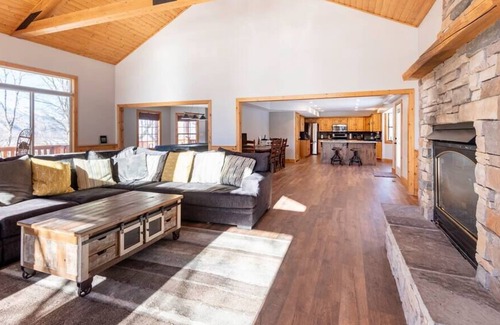 Eden Cabina | Large Nordic Valley Home w/ Private Hot Tub