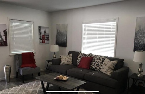 Sherman Oaks Casa | Large One Bedroom centrally located