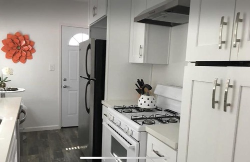 Sherman Oaks Casa | Large One Bedroom centrally located