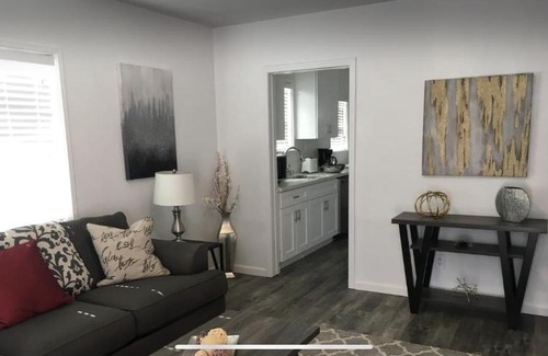 Sherman Oaks Casa | Large One Bedroom centrally located