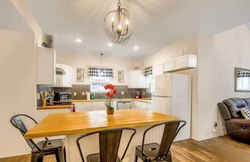 Harlandale Casa | Large Open Rooms in Spacious 4-BR 3-BA Oasis