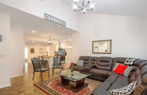 Harlandale Casa | Large Open Rooms in Spacious 4-BR 3-BA Oasis