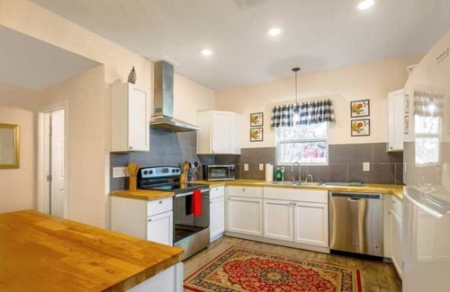 Harlandale Casa | Large Open Rooms in Spacious 4-BR 3-BA Oasis