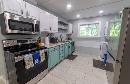 Ocean Park Apartamento | Large Outdoor Space with Saltwater Hot Tub, Fire Pit, Gardens, and Deck in OOB!