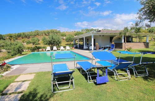 Campofelice di Roccella Villa | Gran propiedad, jardín, golf, piscina privada, vista al mar, Wi-Fi, aire acon
