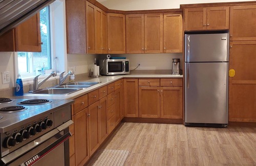 Prince County Cabina | Large pet friendly retreat with tons of room for large groups.