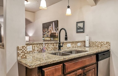 West Plaza Condominio | Listado caliente! Reformado, Plaza 2Bed / 2Bath! TARIFAS BAJAS DEL 19-24 DE MAYO!