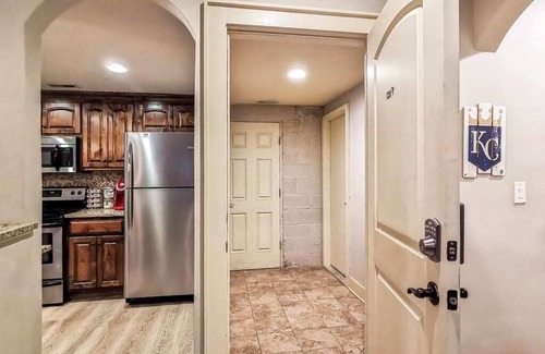 West Plaza Condominio | Listado caliente! Reformado, Plaza 2Bed / 2Bath! TARIFAS BAJAS DEL 19-24 DE MAYO!