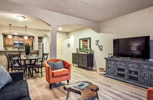 West Plaza Condominio | Listado caliente! Reformado, Plaza 2Bed / 2Bath! TARIFAS BAJAS DEL 19-24 DE MAYO!