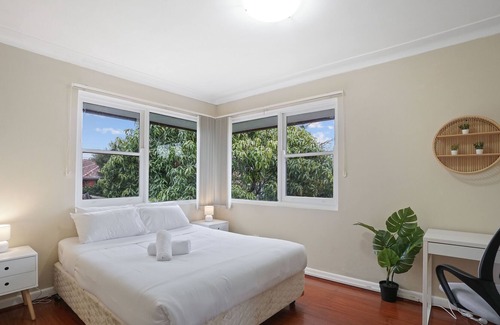 Bexley North Casa | Large Pool | Close to Aiport | 5mins Walk to Station!