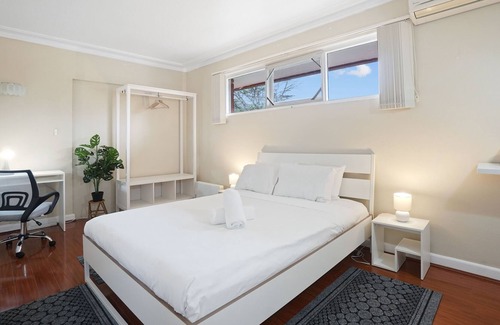 Bexley North Casa | Large Pool | Close to Aiport | 5mins Walk to Station!