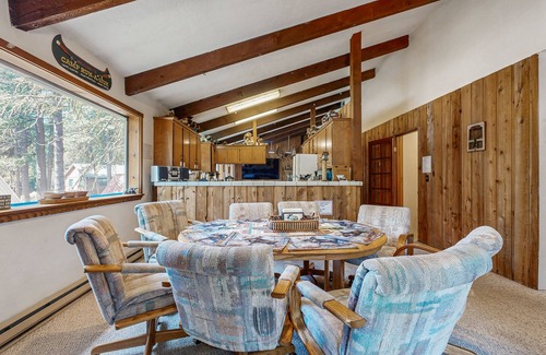McCall Cabina | Gran casa privada con estufa de leña y chimenea, cerca de McCall y el lago.