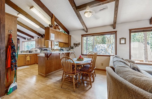 McCall Cabina | Gran casa privada con estufa de leña y chimenea, cerca de McCall y el lago.