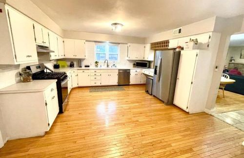 Gahanna Casa | Large Private Ranch - Master Bedroom Suite with King Bed and private Bathroom - Fenced Yard - Pets & Kids Welcome - Pool Table