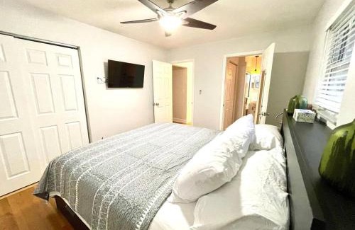 Gahanna Casa | Large Private Ranch - Master Bedroom Suite with King Bed and private Bathroom - Fenced Yard - Pets & Kids Welcome - Pool Table