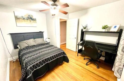 Gahanna Casa | Large Private Ranch - Master Bedroom Suite with King Bed and private Bathroom - Fenced Yard - Pets & Kids Welcome - Pool Table