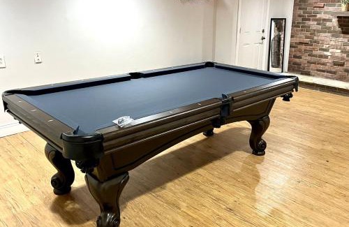 Gahanna Casa | Large Private Ranch - Master Bedroom Suite with King Bed and private Bathroom - Fenced Yard - Pets & Kids Welcome - Pool Table