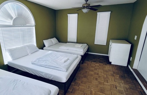 Ridgecrest Casa | Large Private Room [#4] - 3 Queen Beds - Shared Bathroom