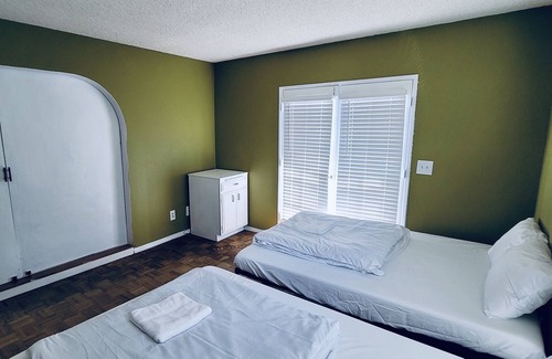 Ridgecrest Casa | Large Private Room [#4] - 3 Queen Beds - Shared Bathroom