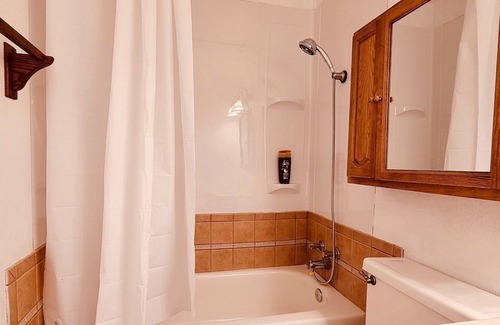 Ridgecrest Casa | Large Private Room [#4] - 3 Queen Beds - Shared Bathroom