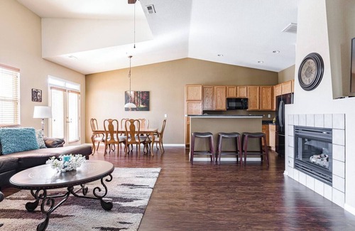 Aurora Condominio | Large Private Saddle Rock Condo with a 2 car Tandem Garage