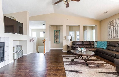 Aurora Condominio | Large Private Saddle Rock Condo with a 2 car Tandem Garage