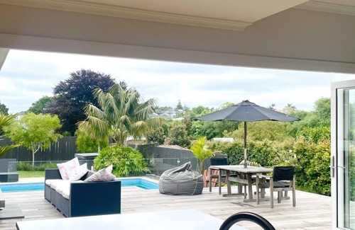 Mount Albert Casa | Large private secure home, spa, off st parking, aircon, 5 kms to city,